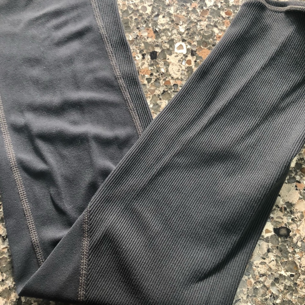 Athleta Charcoal Gray Ribbed Nylon Lycra Leggings Size Medium in EUC